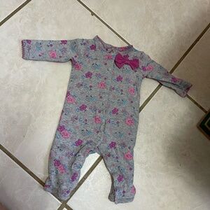 526. Carter's Footie Size Newborn